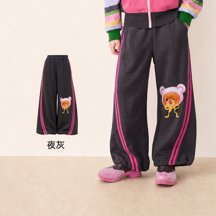 Bread Bear Striped Wide-Leg Joggers 熊抱甜心弯刀卫裤 – Charcoal 夜灰