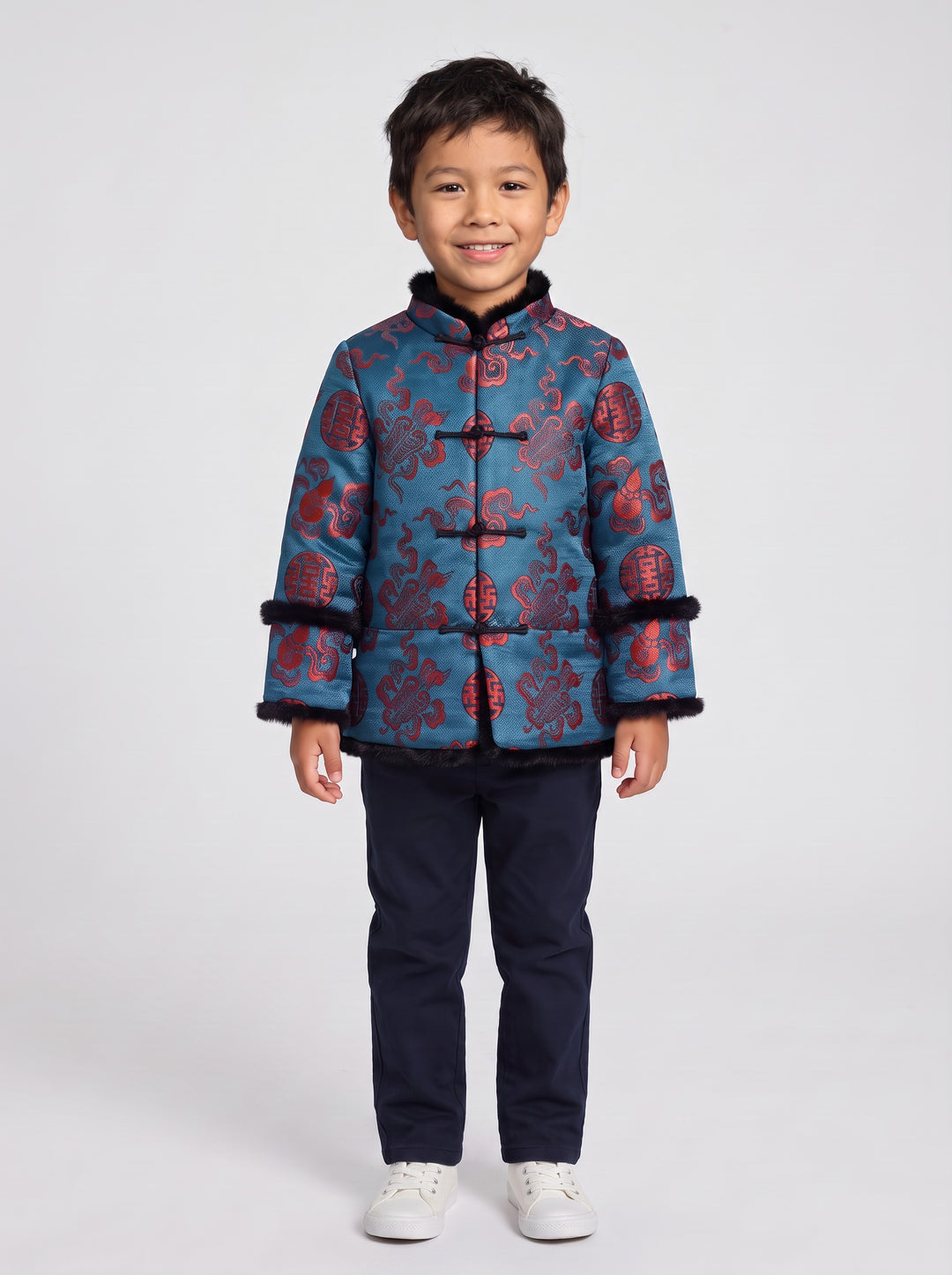 Padded cheongsam jacket with faux fur in blue 蓝色加棉毛边唐装 – boy, buttoned front view