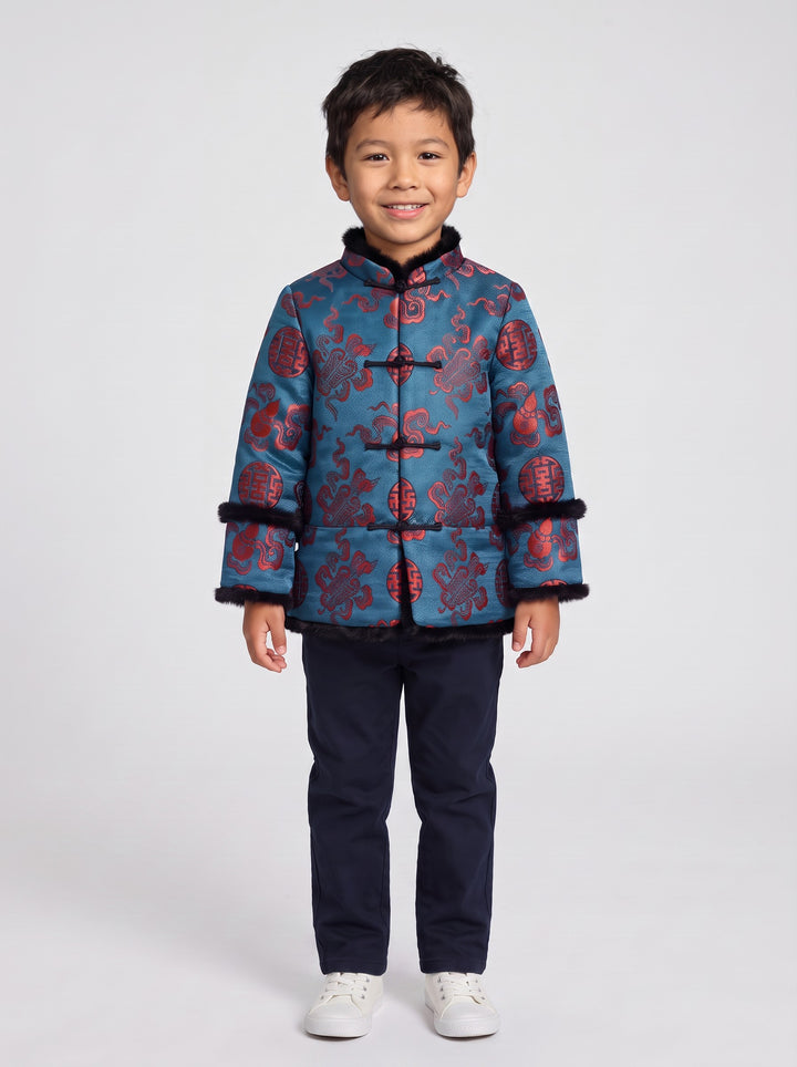 Padded cheongsam jacket with faux fur in blue 蓝色加棉毛边唐装 – boy, buttoned front view