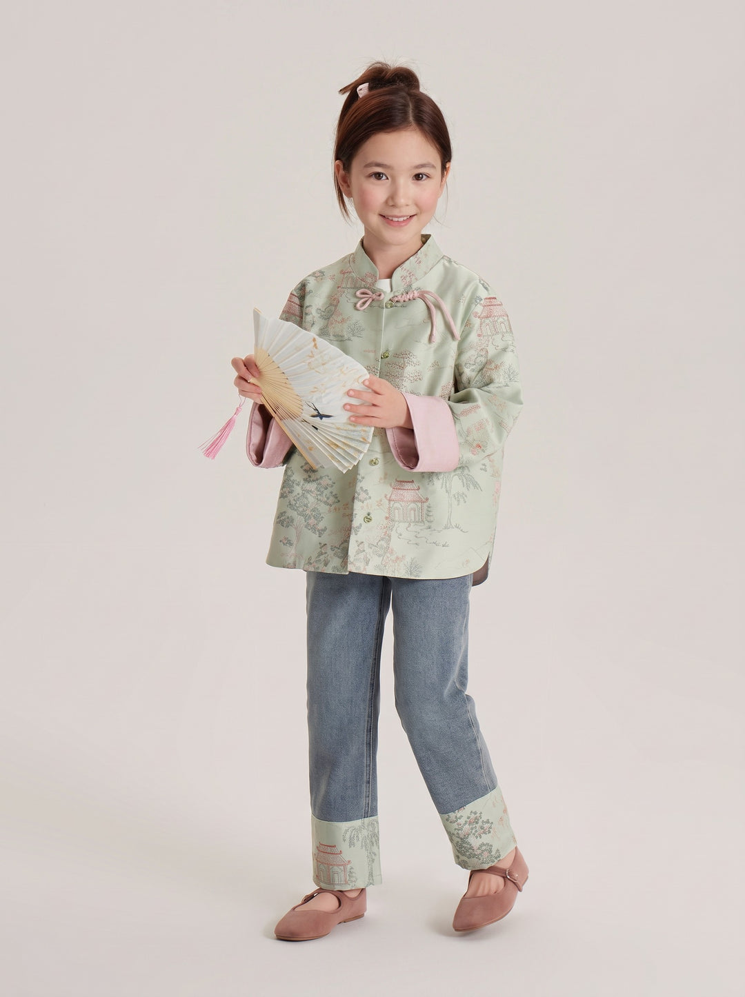 Girls' Landscape Embroidered Jacket & Cuffed Jeans 女童古风山水刺绣外套·牛仔裤 – Jeans with fan – front
