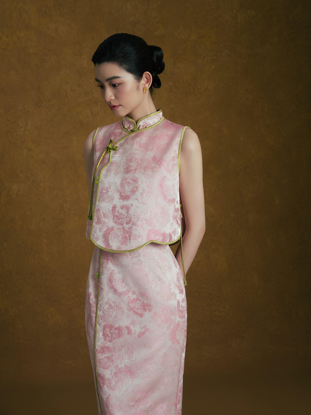 Pink Jacquard Qipao Two-Piece Set 粉色新中式改良旗袍套装 – top detail